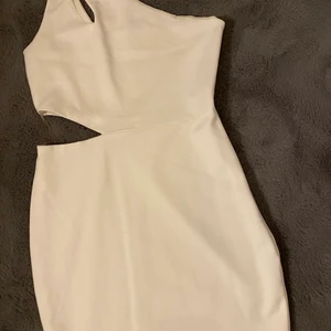 Vit klänning - Säljer denna klänning som både passar till student men även fest, den är inte genomskinlig. Passar storlek S🤍