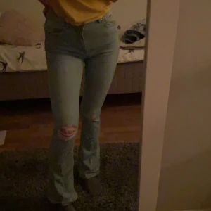 utsvängda jeans - ett par utsvängda jeans från gina tricot, aldrig använda så i nyskick!