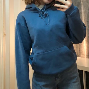 Blå hoodie  - Väldigt skön och mjuk huvtröja i blå färg. Nästan aldrig använd och i väldigt bra skick. Jag är storlek xs/s och denna sitter perfekt på mig (: 65kr +frakt. Pris kan diskuteras !