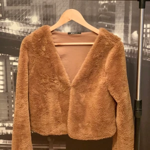 Teddyjacka - Superfin jacka från Ginatricot i pälsimitation. Superbra skick