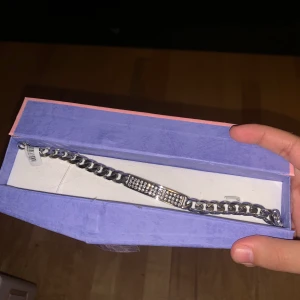 Oanvänt armband med lapp på - Säljer ett helt oanvänt armband från ur&penn, lappen finns kvar! ✨ säljer armbandet med paketet ⭐️ Postar med spårbar frakt där vi kan dela på frakten om det önskas✨