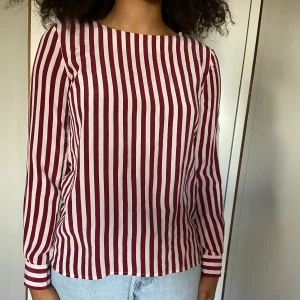 blus från Tommy hilfiger  - Luftig, 100% silke, bra passform, stl 4 enligt Hifliger mått men passar mig jättebra som är en stl 38, köptes dyr, aldrig använd