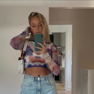 Meshtopp från Weekday - Topp i mesh från Weekday, xs men sitter som s💘 högsta bud 265kr ink frakt, budgivningen avslutas 13.00