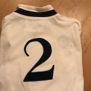 Ralph Lauren pike tröja - Piketröja Ralph lauren, aldrig använd storlek L men passar mindre storlekar M/S. Unisex, köpare står själv för frakten