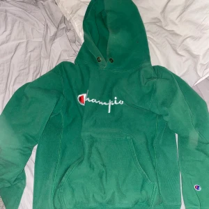 Champion hoodie  - Säljer denna hoodien i storlek XL, använd ganska mycket och skulle säga att den är lite urtvättad men den ser fortfarande bra ut. Frakt ingår