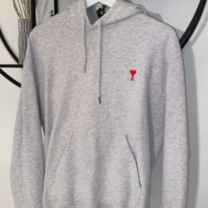 Ami Paris hoodie storlek M - Säljer denna då jag inte använder den längre, storleken är M men passar s/m. Köparen står för frakt på 63kr.
