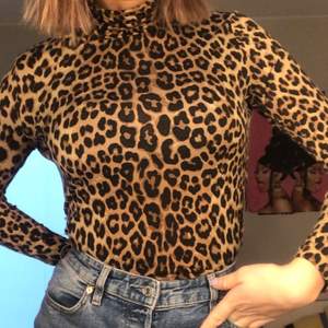 Säljer nu min jättesnygga, stretchiga leopard topp från H&M! Den är extremt bekväm och ändå hur snygg som helst😍 Strl M! bild 2 är outfit inspo✨ 