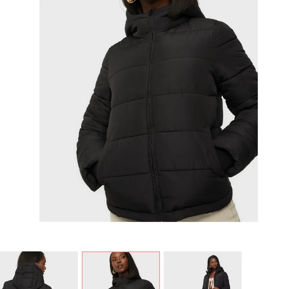 Säljer denna jacka ifrån märket Pieces köpt på Nelly.com. Använd endast 1 gång pågrund av att jag köpte en annat. Man kan dra åt jackan så den sitter tajtare i midjan. . Jackor.