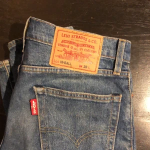 Levis jeans  - Har haft jeansen nu i ca 6 månader men växt ur de. Hyfsat breda/loose jeans. Bra skick, har använt de få gånger. De är köpta på NK i stan.