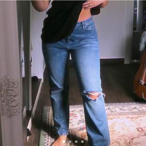 Säljer dessa feta trendiga jeans (köpta från Depop) då de tyvärr var för stora. De är i perfekt skick med en rip i knät. (Lånade bilder) ⚡️
