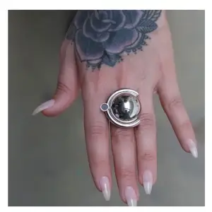 Så sjukt cool ring från Designtorget i äkta silver. Helt oanvänd och ny, justerbar. Passar till allt, nerklätt och uppklätt. Nypris 900kr ☺️