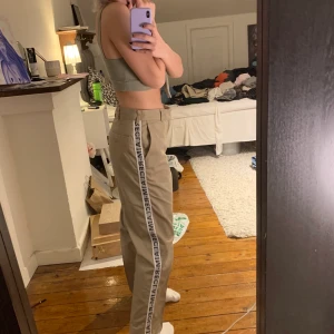 Vintage byxor - Vintage byxor från beyond retro köpta för 220kr, säljer för 100kr. Bra kvalitet och knappt använda🤎