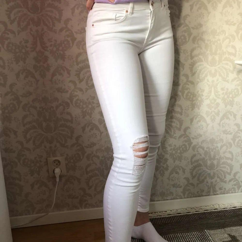 Vita midwaisted jeans från Gina tricot. Knappt använda och i jättefint skick, inga tecken på användning. Innerbenslängden är ca 72 cm. Köparen står för frakt🌼. Jeans & Byxor.
