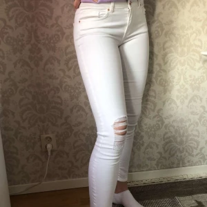 Vita jeans strl 36 - Vita midwaisted jeans från Gina tricot. Knappt använda och i jättefint skick, inga tecken på användning. Innerbenslängden är ca 72 cm. Köparen står för frakt🌼