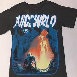 En svart t-shirt med tryck från den världskända rappare Juice Wrld’s Merch som släpptes i september 2019. Tröjan är helt äkta och omöjlig att få tag på som ny längre.