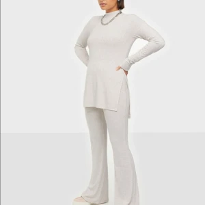 Chill Day set  - Det här är ett set jag köpte från nelly för ungefär två månader sen i storlek S🎀 tyvärr så trodde jag att jag skulle använda den mer, men har bara använt den 1 till 2 gånger. Så den ligger bara i lådan 