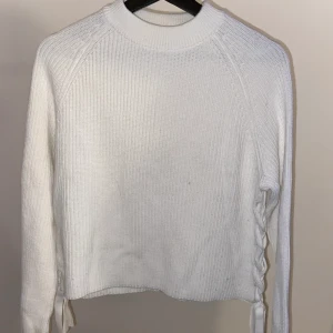 Vit stickad tröja - Vit stickad tröja från Crocker med knytdetaljer på sidorna. Använd fåtal gånger, storlek S. 