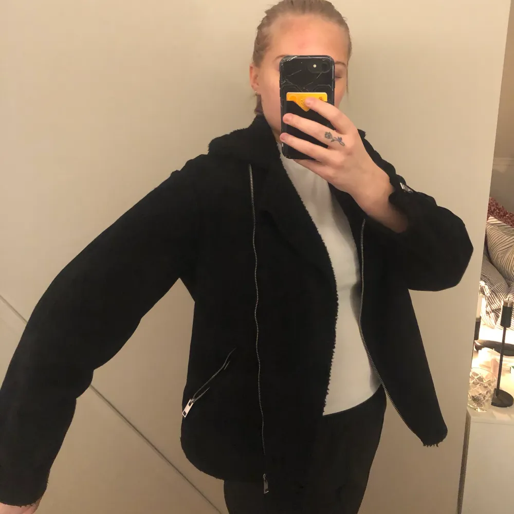 En svart mockaliknande bikerjacket med dragkedja, varm och snygg! Bra skick! . Takit.
