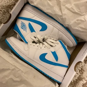 Nike Jordan air 1 mid - Säljer mina Nike Jordan 1 mids i storlek 39. Slutsålda. Har använts endast 2 gånger så dom är så gott som nya! #jordanmid 