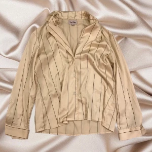 Satinskjorta - Gul skjorta i satinmaterial med ränder😍