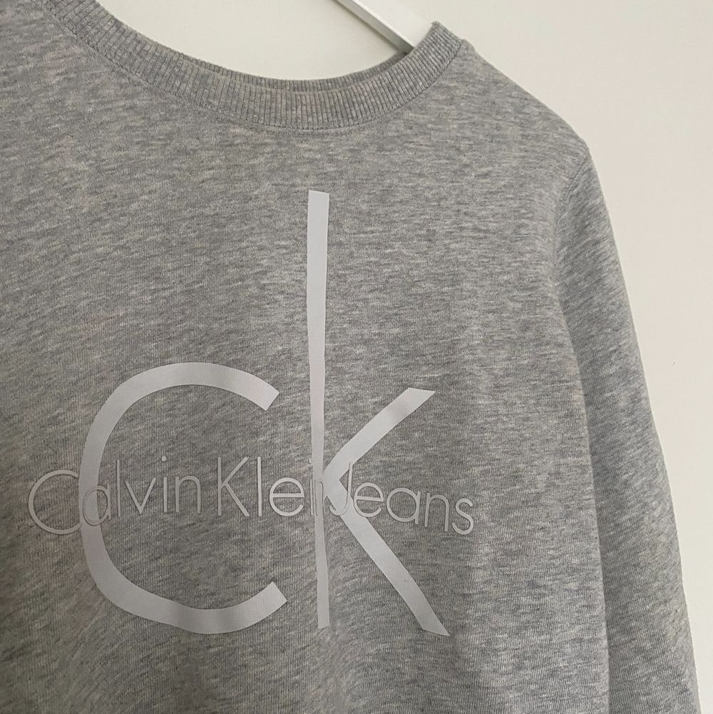 Säljer en Calvin Klein sweatshirt då den inte kommer till användning längre, nypris 800kr💓. Tröjor & Koftor.