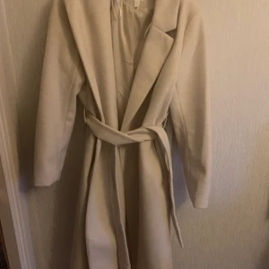 Kappa  - Säljer min beiga kappa, använd endast 1 GÅNG! men inte riktigt min stil😌 nypris 699,90kr