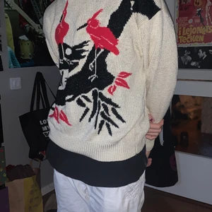 Snygg vit tjocktröja - Snygg oanvänd tjocktröja, säljer den då jag bara aldrig använder vita kläder men tycker den är superfin