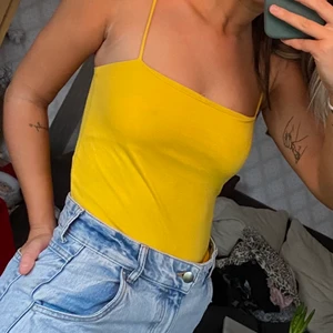 Gult linne  - Gulligt gult linne från ginatricot, knappt använt 💛