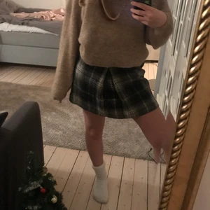 Rutig kjol  - Jätte fin, trendig, rutig kjol! Perfekt i dessa tider med ett par strumpbyxor under! Storlek 36 men lite stor i storleken så skulle säga att den passar en 38!