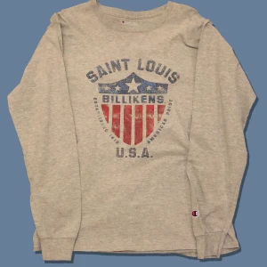 Champion Longsleeve T-Shirt - Storlek: M (pit to pit 47cm).                                                        Skick 7/10 Använd men utan defekter.                                      KÖP NU: 100kr eller kom med bud i DM! Frakt tillkommer (63kr).   