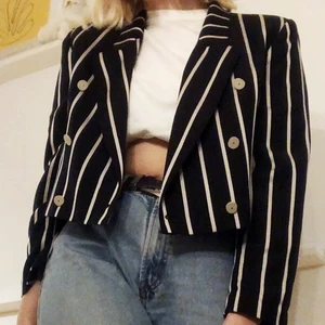 Randig kort kavaj säljes! 🖤  - Svart/beige randig kort kavaj i storlek M säljes 🖤.  Köpt på secondhand och säljs för 150kr plus 63kr i frakt 📦. Obs! Är några hål back i nacken på innerfodret, se bild 2.