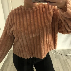 Rosa fluffig tröja - Mer rosa i verkligheten. Köpt på zara. 