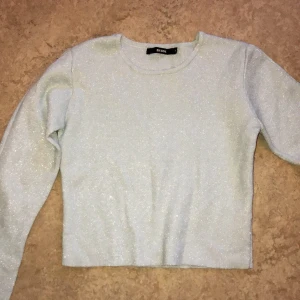 Glittrig tröja  - Säljer denna glittriga fina tröja, knappt använd och väldigt fin, armarna är vida och den är i storlek M men passa mig som brukar ha S
