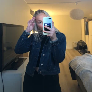 Jeansjacka - Blå jeansjacka med fickor från H&M. Använd fåtal gånger💞