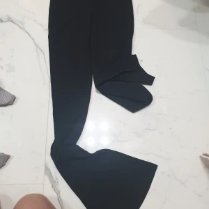 Vida leggings storlek small  - Säljer ett par nya leggings som aldrig är använda. I storlek small. Dom är från prettylittlething 
