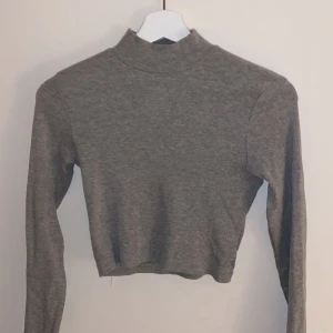 Missguided tröja, storlek S/M kan  - Denna tröjan beställde jag från Zalando. Den är väldigt väldigt stretchig och passar nog Xs- M eftersom att den är stretchig men ganska liten när den inte sitter på. Har använt den va 3 gånger men inte nu längre. Skönt och behagligt material. Den är kort i modellen 