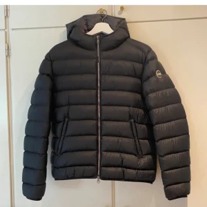 colmar jacka - Colmar jacka storlek medium i fint skick, inte fläckar eller slitningar, dock lite strul med dragkedjan, säljer då jag köpt en annan vinterjacka! 