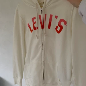 Levi’s ziphoodie  - Jättefin ziphoodie från Levi’s i storlek M. Varsamt använd, alltså i bra skick. 100kr plus frakt. Skriv för mer info och bilder:) 