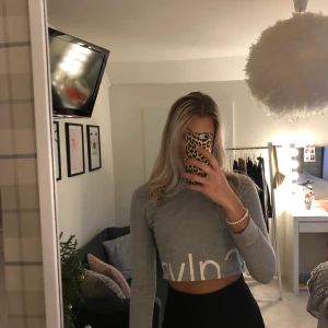 Calvin Klein topp - Fin tröja som jag tror är en kopia från ck. Denna saknar lapp men skulle säga att storleken är ca xs, den är ganska tajt i ärmarna. Sitter annars väldigt fint och så snyggt med halva loggan🤩