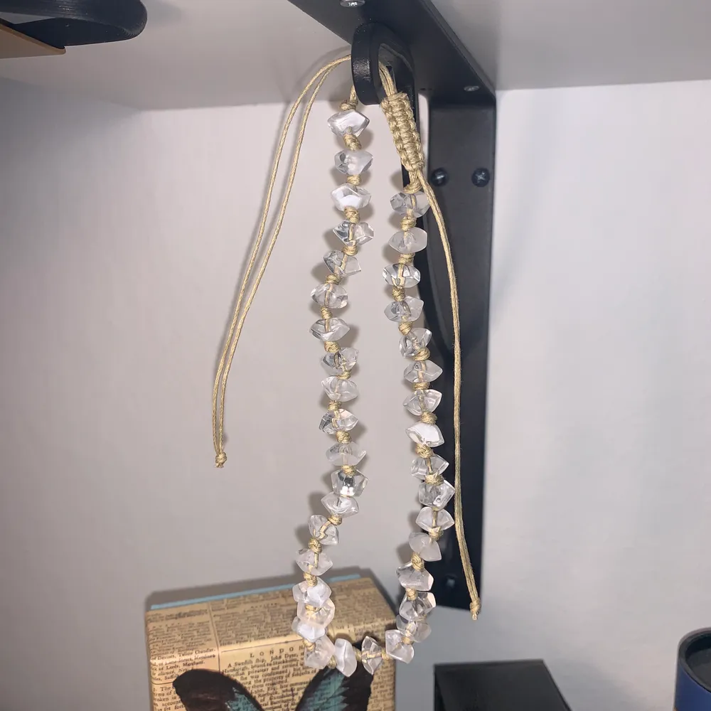 Ett helt oanvänt halsband från weekday. Man kan både göra det kort och långt🥰 frakten betalar säljaren, 22 kr❤️ bara fråga om du vill ha fler bilder!. Accessoarer.