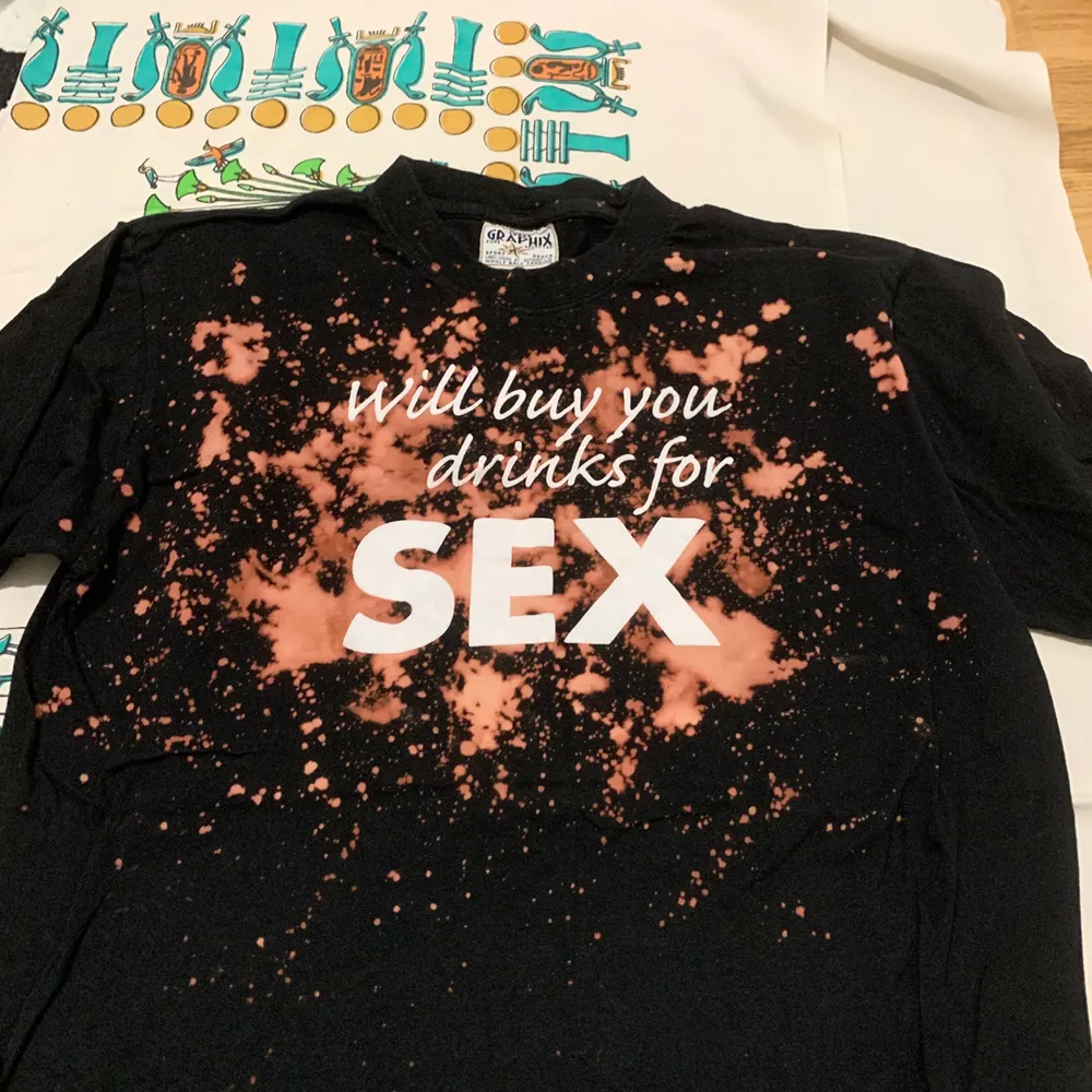 Blekt tshirt med text, köpt secondhand. T-shirts.