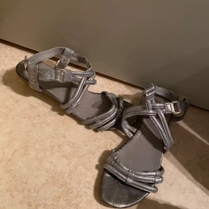 Skor - Skor silvriga storlek 38