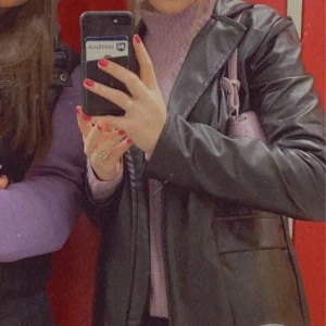 Skinnkappa - Jättefin trendig skinnkappa som passar till nästan allt! Ganska tunn men bra material. Man får plats med tjocktröja/hoodie eller stickat under den och det ser inte konstigt ut 💓