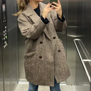 HM oversize kappa M - Helt ny,(använd på prov 1 gång) jättefin kappa i oversizemodell. Lagom stor på mig som vanligtvis är S/M, går till knävecken på mig som är 176. Nypris 899kr köpt i höstas men har ej kommit till användning! (Tillkommer frakt)