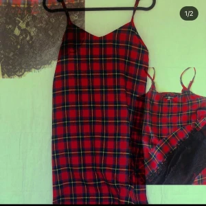 Rödrutig klänning med spetsdetalj  - En superfin röd, vintrig/höstig klänning med spetsdetalj från Daisy street! Aldrig använd pågrund av felköp! Köparen står för frakt⭐️