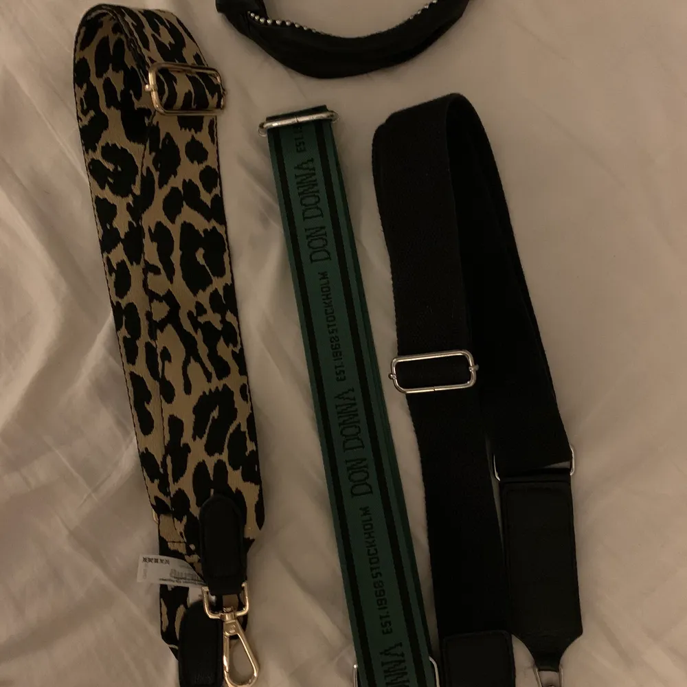 Svart väskband är zadig et voltaire 120kr + frakt, grönt don Donna band 50kr + frakt, leopard band från Gina tricot 50kr + frakt. Hårband 40kr + frakt. Alla band erbjudande 180kr + frakt och hårbandet på köpet. Väskor.