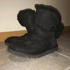 Äkta, svarta UGGs - Sparsamt använda, äkta, svarta UGGs. Har några smärre slitningar. Storlek 39 enligt lappen på insidan, men passar mig väl som vanligtvis har storlek 40. Svarar på frågor privat :)