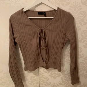 Brun kofta - ASOS - Aldrig använd, endast provad. Figursydd och formar sig jätttefint efter kroppen!