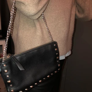 Väska med nitar - Jättesöt väska med nitar, går att göra lång också. Perfekt att ha det nödvändigaste i och passar till det mesta. 💕