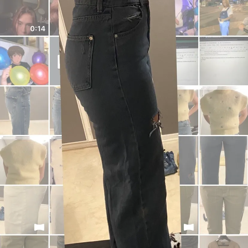 Säljer dessa blå/gråa slitna jeans, det är en rak modell i storlek 38. Jag är en 38/40 och passar perfekt . Jeans & Byxor.
